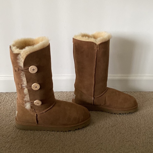 “Ugg” Bailey triple button boot in chestnut;size 5 - Picture 8 of 16